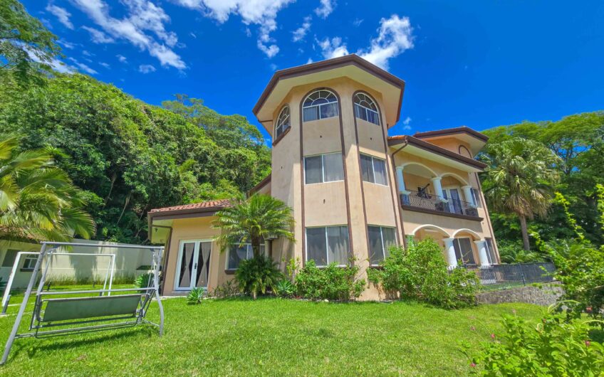 Lujosa Casa con Piscina Privada y Espectaculares Vistas / Piedades Santa Ana / 6 Habit. / 605 m²