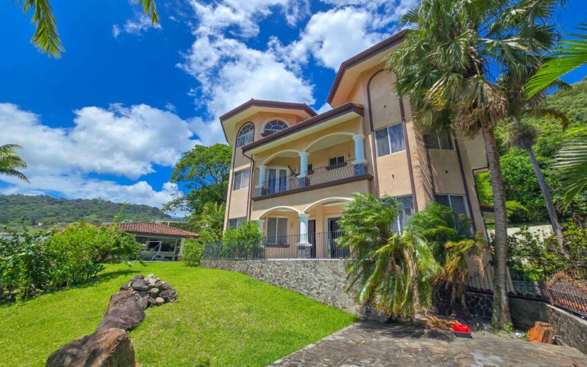 Lujosa Casa con Piscina Privada y Espectaculares Vistas / Piedades Santa Ana / 6 Habit. / 605 m²
