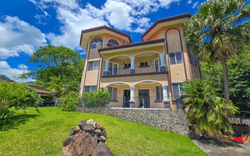 Lujosa Casa con Piscina Privada y Espectaculares Vistas / Piedades Santa Ana / 6 Habit. / 605 m²