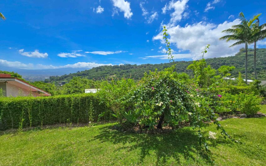 Lujosa Casa con Piscina Privada y Espectaculares Vistas / Piedades Santa Ana / 6 Habit. / 605 m²