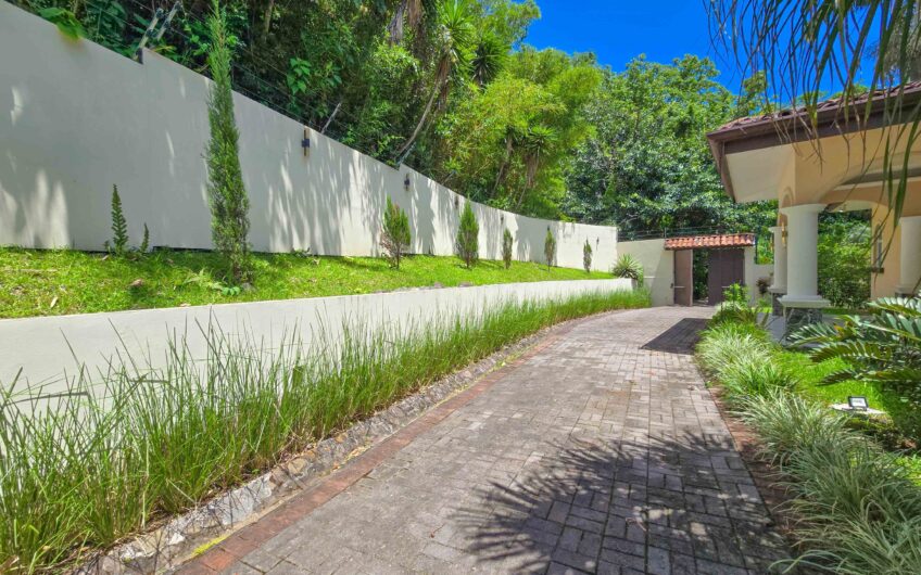 Lujosa Casa con Piscina Privada y Espectaculares Vistas / Piedades Santa Ana / 6 Habit. / 605 m²