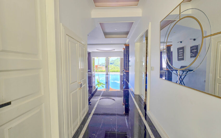 Lujosa Casa con Piscina Privada y Espectaculares Vistas / Piedades Santa Ana / 6 Habit. / 605 m²