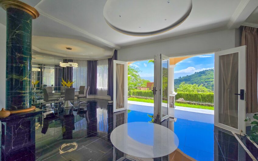 Lujosa Casa con Piscina Privada y Espectaculares Vistas / Piedades Santa Ana / 6 Habit. / 605 m²