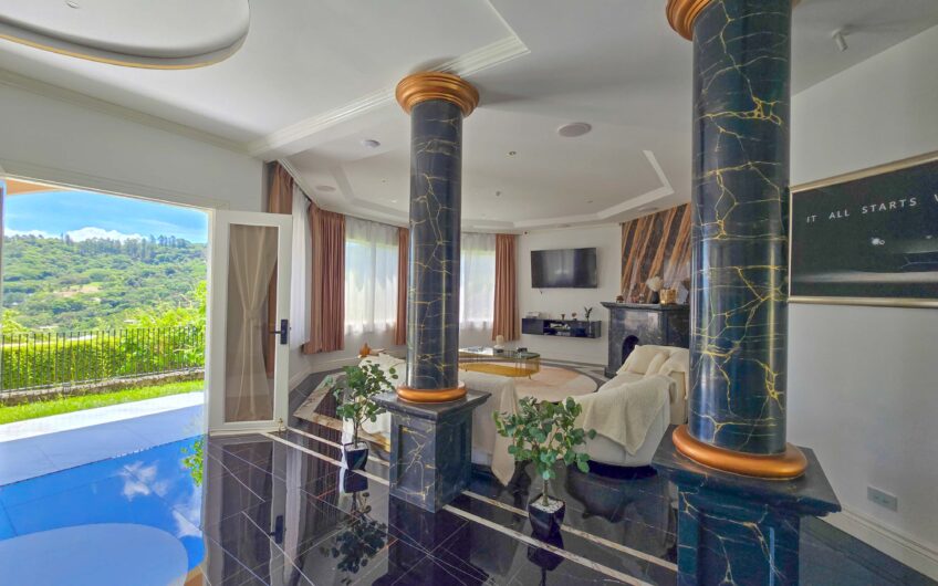 Lujosa Casa con Piscina Privada y Espectaculares Vistas / Piedades Santa Ana / 6 Habit. / 605 m²