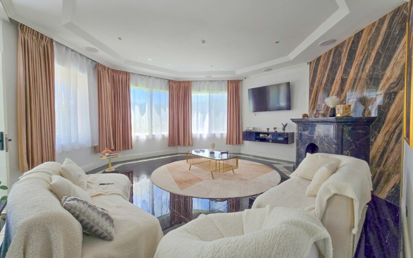 Lujosa Casa con Piscina Privada y Espectaculares Vistas / Piedades Santa Ana / 6 Habit. / 605 m²