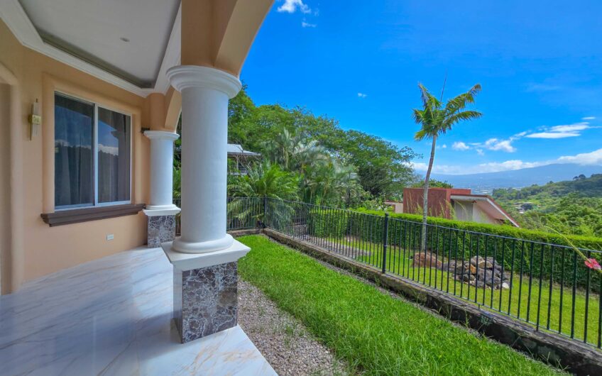 Lujosa Casa con Piscina Privada y Espectaculares Vistas / Piedades Santa Ana / 6 Habit. / 605 m²