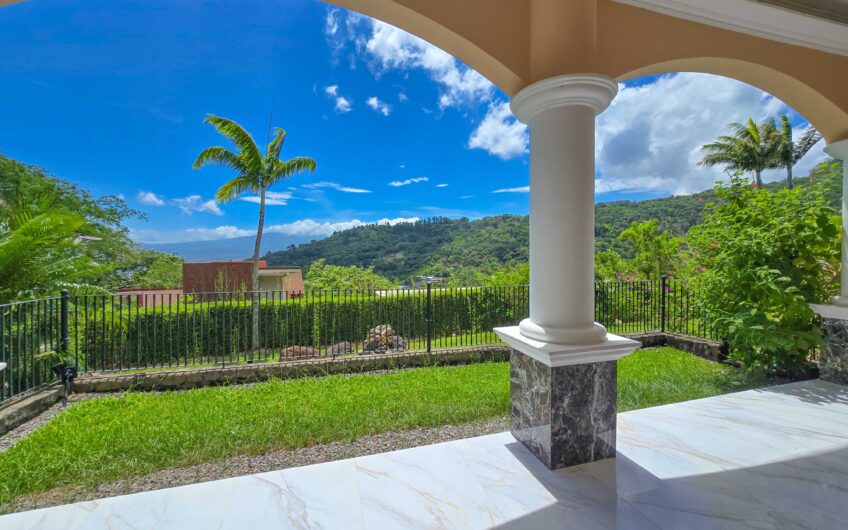 Lujosa Casa con Piscina Privada y Espectaculares Vistas / Piedades Santa Ana / 6 Habit. / 605 m²