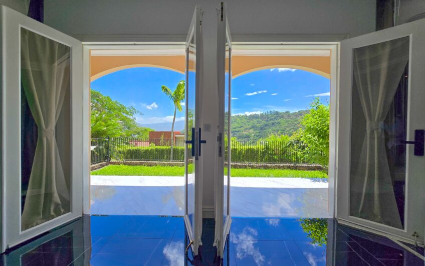 Lujosa Casa con Piscina Privada y Espectaculares Vistas / Piedades Santa Ana / 6 Habit. / 605 m²