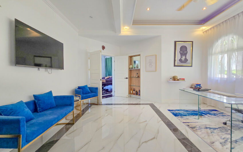 Lujosa Casa con Piscina Privada y Espectaculares Vistas / Piedades Santa Ana / 6 Habit. / 605 m²