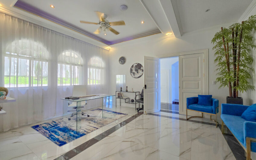 Lujosa Casa con Piscina Privada y Espectaculares Vistas / Piedades Santa Ana / 6 Habit. / 605 m²