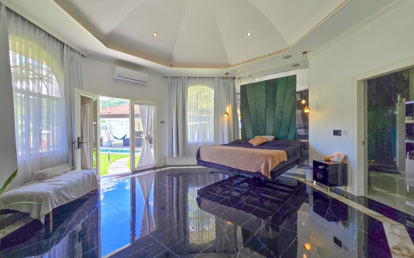Lujosa Casa con Piscina Privada y Espectaculares Vistas / Piedades Santa Ana / 6 Habit. / 605 m²