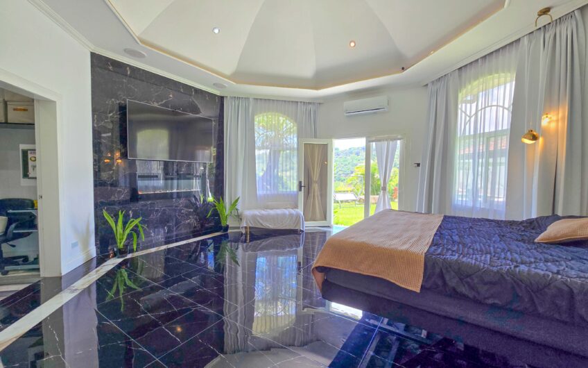 Lujosa Casa con Piscina Privada y Espectaculares Vistas / Piedades Santa Ana / 6 Habit. / 605 m²