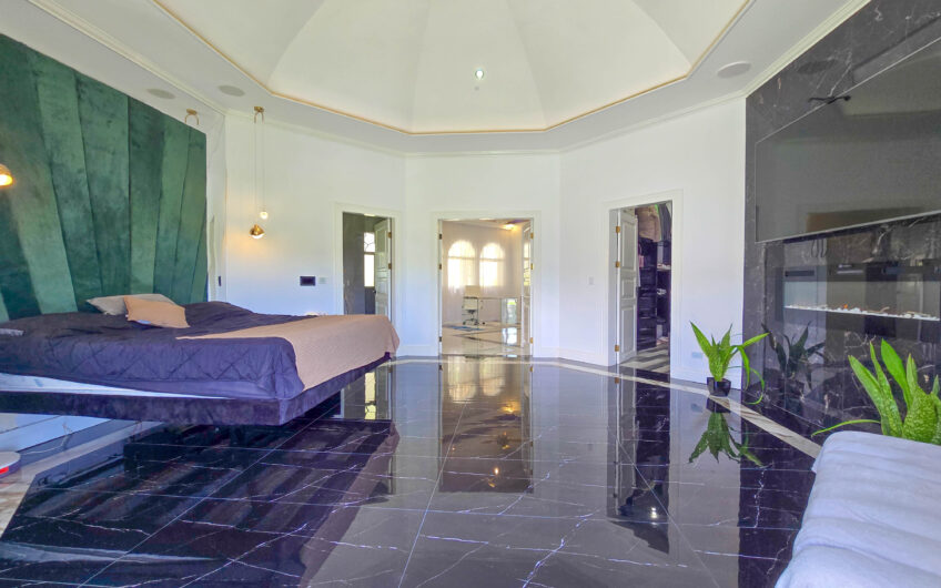 Lujosa Casa con Piscina Privada y Espectaculares Vistas / Piedades Santa Ana / 6 Habit. / 605 m²