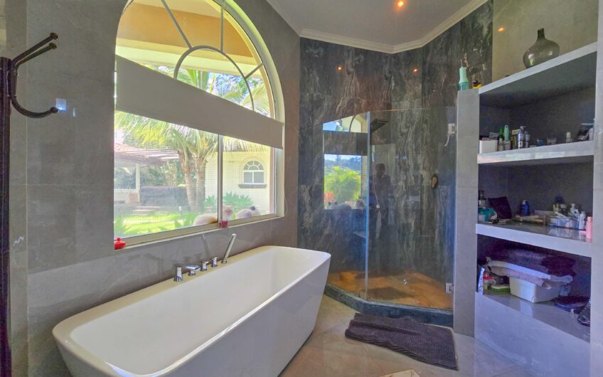 Lujosa Casa con Piscina Privada y Espectaculares Vistas / Piedades Santa Ana / 6 Habit. / 605 m²