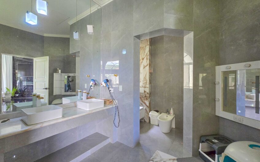 Lujosa Casa con Piscina Privada y Espectaculares Vistas / Piedades Santa Ana / 6 Habit. / 605 m²