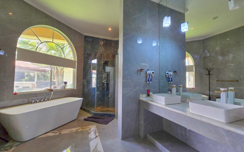 Lujosa Casa con Piscina Privada y Espectaculares Vistas / Piedades Santa Ana / 6 Habit. / 605 m²