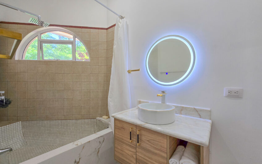 Lujosa Casa con Piscina Privada y Espectaculares Vistas / Piedades Santa Ana / 6 Habit. / 605 m²