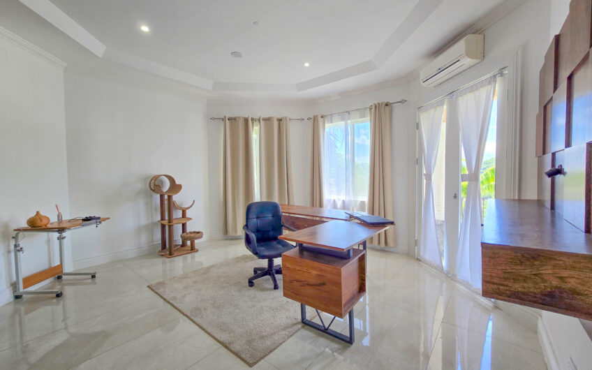 Lujosa Casa con Piscina Privada y Espectaculares Vistas / Piedades Santa Ana / 6 Habit. / 605 m²