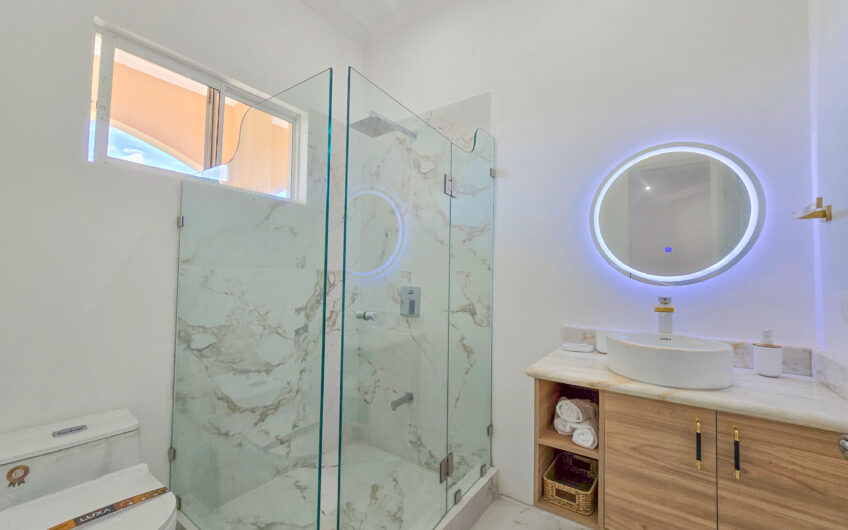 Lujosa Casa con Piscina Privada y Espectaculares Vistas / Piedades Santa Ana / 6 Habit. / 605 m²
