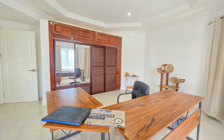 Lujosa Casa con Piscina Privada y Espectaculares Vistas / Piedades Santa Ana / 6 Habit. / 605 m²