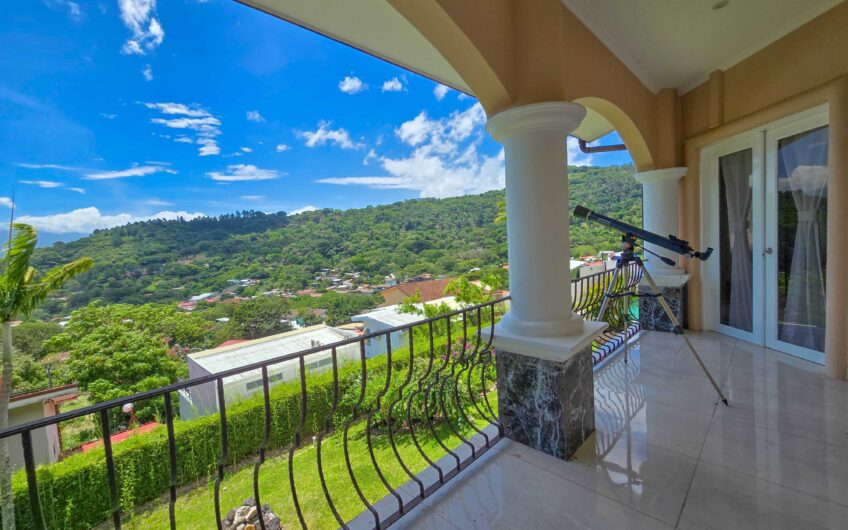 Lujosa Casa con Piscina Privada y Espectaculares Vistas / Piedades Santa Ana / 6 Habit. / 605 m²