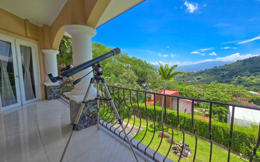 Lujosa Casa con Piscina Privada y Espectaculares Vistas / Piedades Santa Ana / 6 Habit. / 605 m²