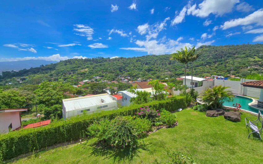 Lujosa Casa con Piscina Privada y Espectaculares Vistas / Piedades Santa Ana / 6 Habit. / 605 m²