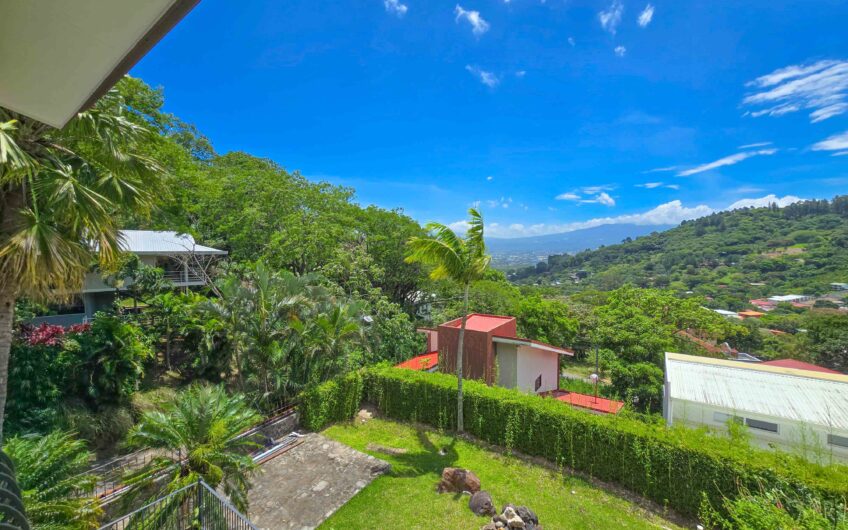 Lujosa Casa con Piscina Privada y Espectaculares Vistas / Piedades Santa Ana / 6 Habit. / 605 m²