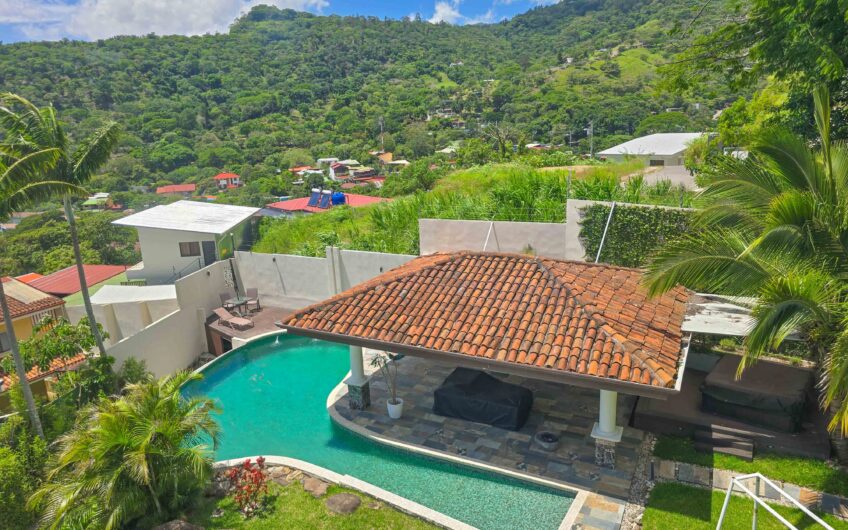 Lujosa Casa con Piscina Privada y Espectaculares Vistas / Piedades Santa Ana / 6 Habit. / 605 m²