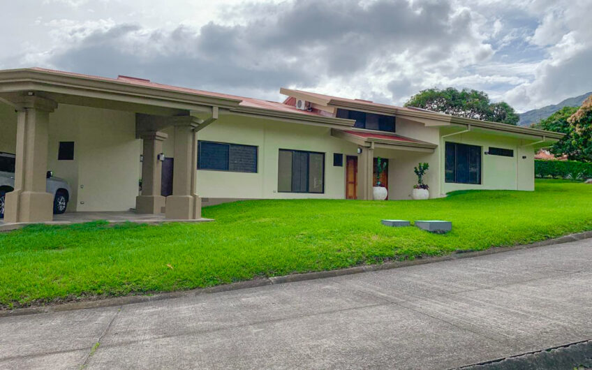 Casa de 450 m2 de una planta con 1.875 m2 de lote en Santa Ana Piedades