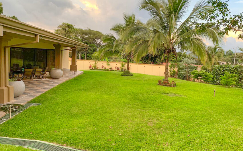 Casa de 450 m2 de una planta con 1.875 m2 de lote en Santa Ana Piedades