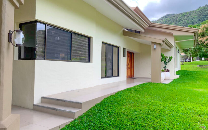 Casa de 450 m2 de una planta con 1.875 m2 de lote en Santa Ana Piedades