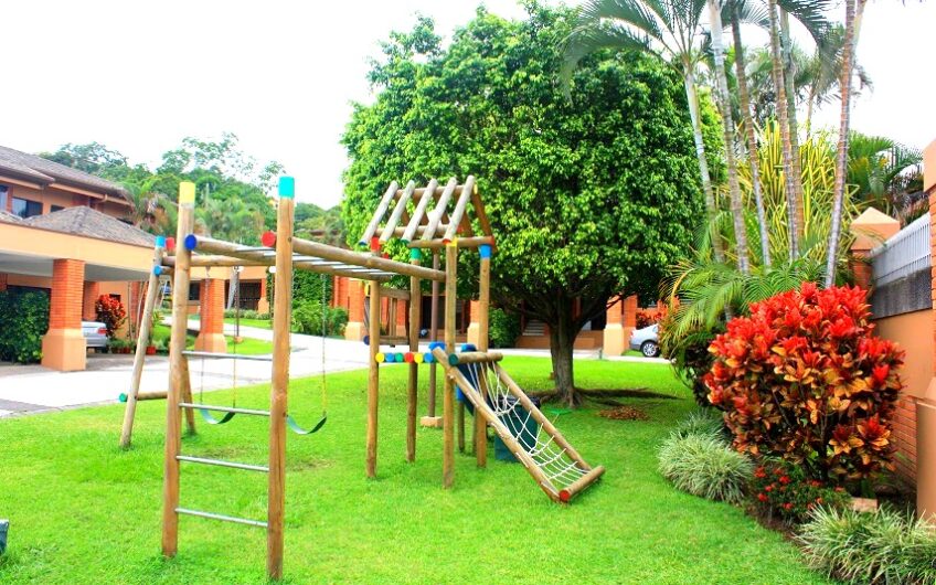 Condo de 230 m2 de 3 habit. + de servicio en Bello Horizonte Escazú