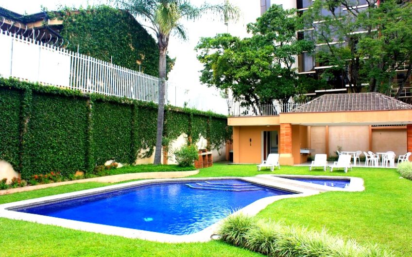 Condo de 230 m2 de 3 habit. + de servicio en Bello Horizonte Escazú