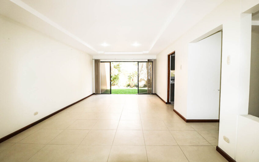 Condo de 230 m2 de 3 habit. + de servicio en Bello Horizonte Escazú