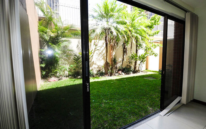 Condo de 230 m2 de 3 habit. + de servicio en Bello Horizonte Escazú