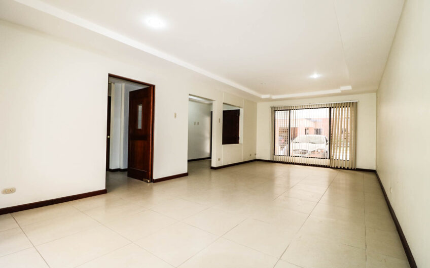 Condo de 230 m2 de 3 habit. + de servicio en Bello Horizonte Escazú