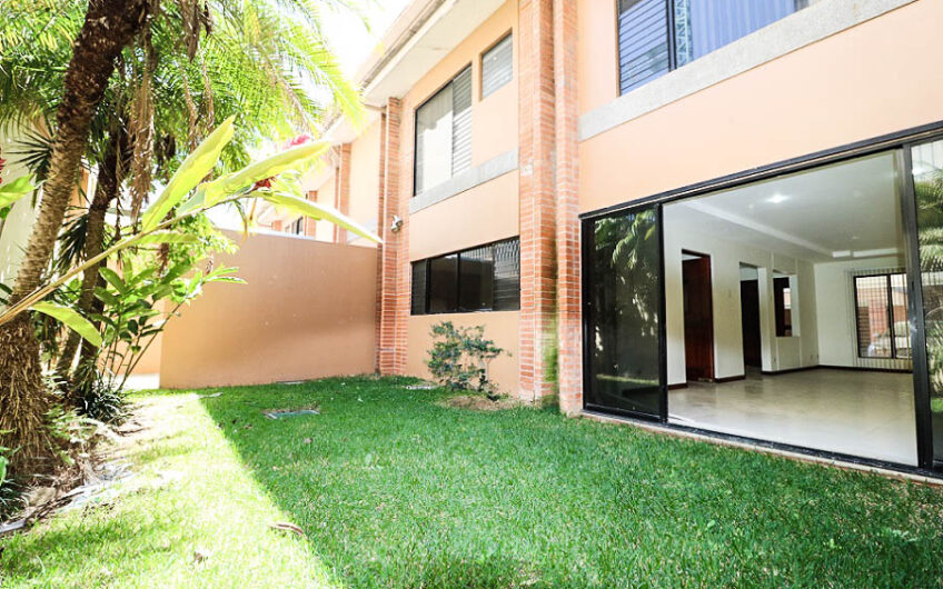 Condo de 230 m2 de 3 habit. + de servicio en Bello Horizonte Escazú