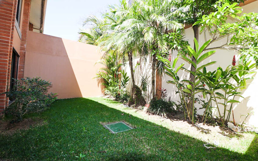 Condo de 230 m2 de 3 habit. + de servicio en Bello Horizonte Escazú