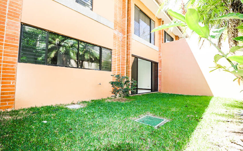Condo de 230 m2 de 3 habit. + de servicio en Bello Horizonte Escazú