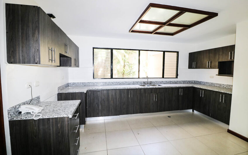 Condo de 230 m2 de 3 habit. + de servicio en Bello Horizonte Escazú