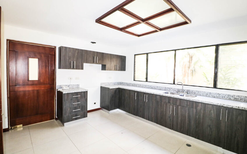 Condo de 230 m2 de 3 habit. + de servicio en Bello Horizonte Escazú