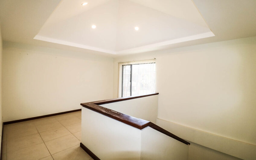 Condo de 230 m2 de 3 habit. + de servicio en Bello Horizonte Escazú