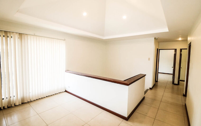 Condo de 230 m2 de 3 habit. + de servicio en Bello Horizonte Escazú