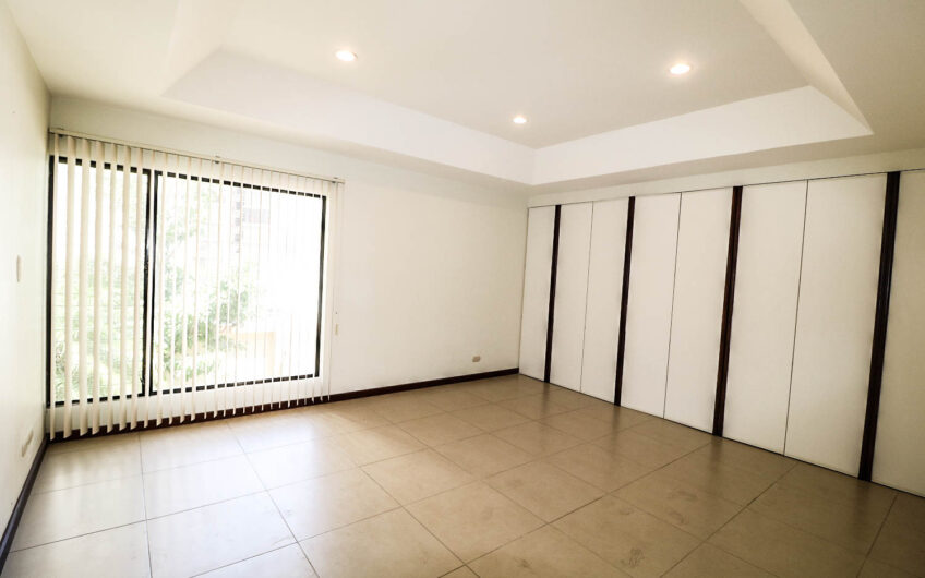 Condo de 230 m2 de 3 habit. + de servicio en Bello Horizonte Escazú