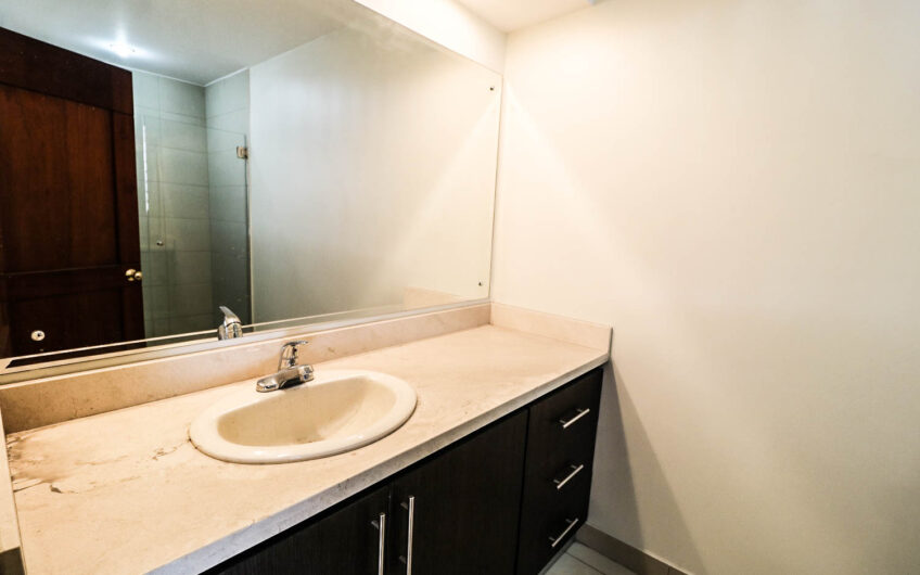 Condo de 230 m2 de 3 habit. + de servicio en Bello Horizonte Escazú