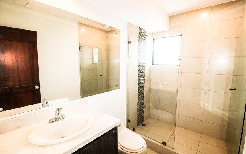 Condo de 230 m2 de 3 habit. + de servicio en Bello Horizonte Escazú