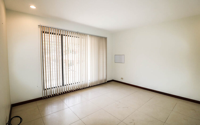Condo de 230 m2 de 3 habit. + de servicio en Bello Horizonte Escazú