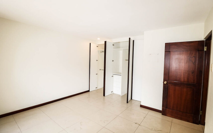 Condo de 230 m2 de 3 habit. + de servicio en Bello Horizonte Escazú