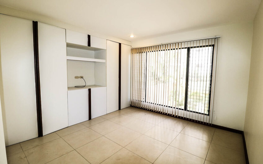 Condo de 230 m2 de 3 habit. + de servicio en Bello Horizonte Escazú